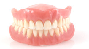 dentiera o impianti dentali